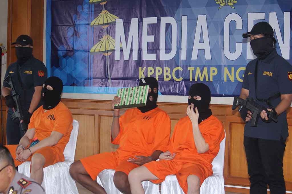 Petugas Bea Cukai Ngurah Rai menangkap IER dengan barang bukti 19,97 gram sabu dan 14 tablet ekstasi, KSL dengan barang bukti 336,6 gram ganja, serta CHJ dengan barang bukti 3,03 gram ganja dan 0,65 gram kokain. AFP/Joan Ari