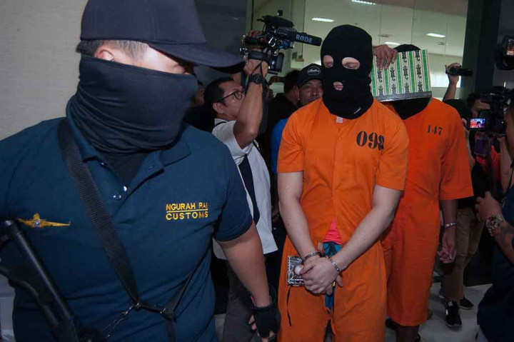 CHJ ditangkap di terminal Kedatangan Internasional Bandara Ngurah Rai pada 8 November 2017, KSL ditangkap pada 30 November di Kantor Pos Renon, Denpasar, sementara IER diringkus pada 4 Desember di Terminal Kedatangan Internasional Bandara Ngurah Rai. ANTARA/Nyoman Budhiana
