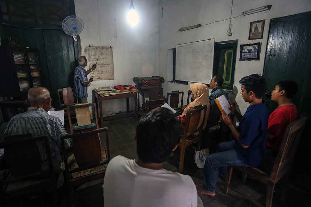 Macapat adalah tembang atau puisi tradisional Jawa. Setiap baitnya mempunyai baris kalimat yang disebut gatra, yang mempunyai sejumlah suku kata (guru wilangan) tertentu, dan berakhir pada bunyi sajak akhir yang disebut guru lagu.
