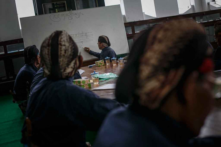 
Di Keraton Ngayogyakarta Hadiningrat awalnya macapat hanya untuk memenuhi kebutuhan tembang raja dan kerabat. Seiring berjalannya waktu, pada masa pemerintahan Sri Sultan HB VII para abdi dalem keraton diperbolehkan belajar macapat.