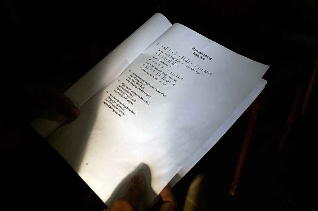 Dalam macapat, alur kehidupan manusia dikisahkan. Bermula dari lahir (Mijil), kanak-kanak (Kinanthi), remaja (Sinom), jatuh cinta (Asmarandhana), pernikahan (Gambuh), manisnya pernikahan (Dhandanggula), getirnya perjuangan hidup (Durmo), menjadi tua (Pangkur), meninggal dunia (Megatruh), dimakamkan (Pucung) dan menanti pengadilan dari Tuhan (Maskumabang).