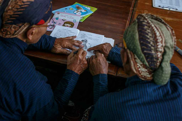 Macapat sarat akan falsafah kehidupan dan kebijaksaan budaya Jawa. Seperti yang dilakukan mereka yang ikut sekolah macapat yakni untuk melestarikan macapat hingga generasi mendatang dan tetap tumbuh dalam kesantunan layaknya ajaran dalam budaya Jawa. 
