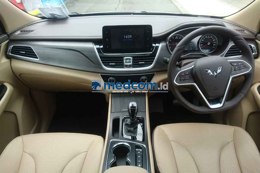 Cortez memiliki desain interior yang mewah, dilengkapi dengan sunroof dan hampir seluruh fitur sudah dikendalikan secara elektronik.