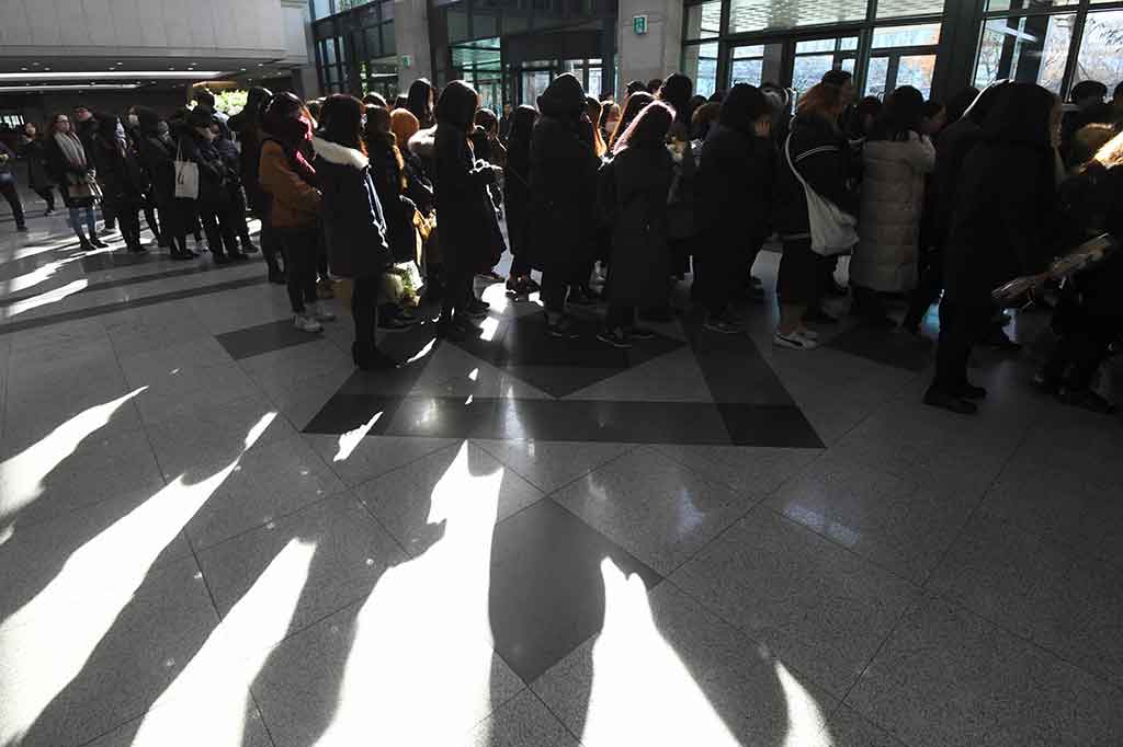 Kim, yang lebih dikenal dengan nama panggungnya, Jonghyun, meninggal pada Senin, 18 Desember 2017 setelah dibawa ke rumah sakit dalam keadaan tak sadarkan diri. Jonghyun diduga bunuh diri. Dia meninggal pada usia 28 tahun.