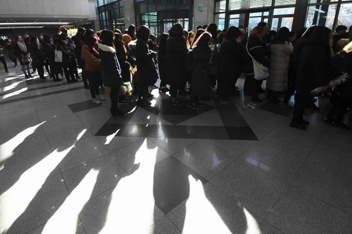 Kim, yang lebih dikenal dengan nama panggungnya, Jonghyun, meninggal pada Senin, 18 Desember 2017 setelah dibawa ke rumah sakit dalam keadaan tak sadarkan diri. Jonghyun diduga bunuh diri. Dia meninggal pada usia 28 tahun.