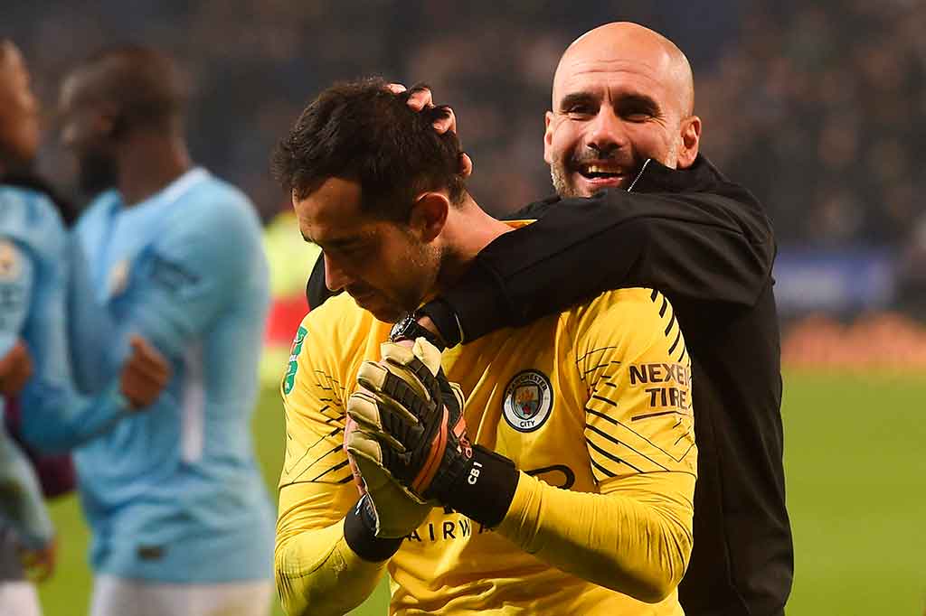 Manajer City Pep Guardiola memuji penampilan kiper Claudio Bravo yang berhasil menepis tendangan penalti Riyad Mahrez.