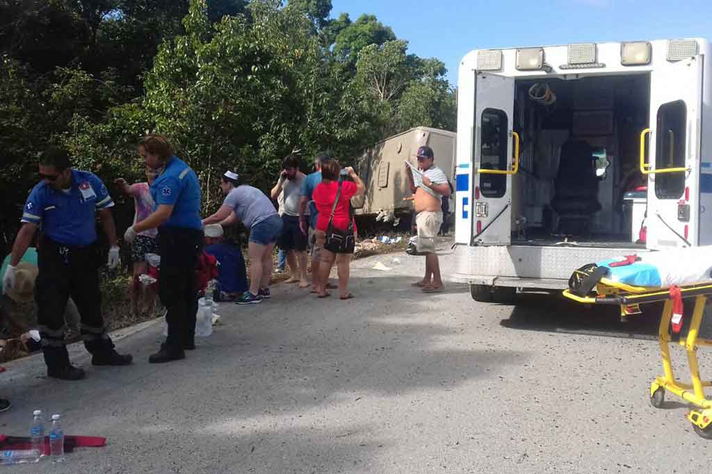 Polisi dan petugas medis Meksiko melakukan pertolongan terhadap korban kecelakaan bus di negara bagian Quintana Roo, Meksiko, Selasa, 19 Desember 2017 waktu setempat.