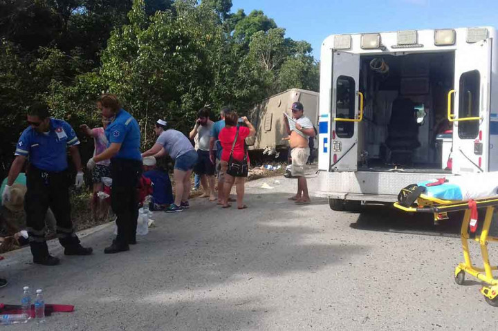 Polisi dan petugas medis Meksiko melakukan pertolongan terhadap korban kecelakaan bus di negara bagian Quintana Roo, Meksiko, Selasa, 19 Desember 2017 waktu setempat.