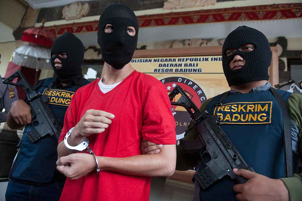 Polisi memperlihatkan tahanan warga Amerika Serikat, Christian Beasley yang melarikan diri dari Lapas Kerobokan, saat konferensi pers penangkapannya kembali di Mapolres Badung, Bali, Rabu, 20 Desember 2017. ANTARA/Nyoman Budhiyana