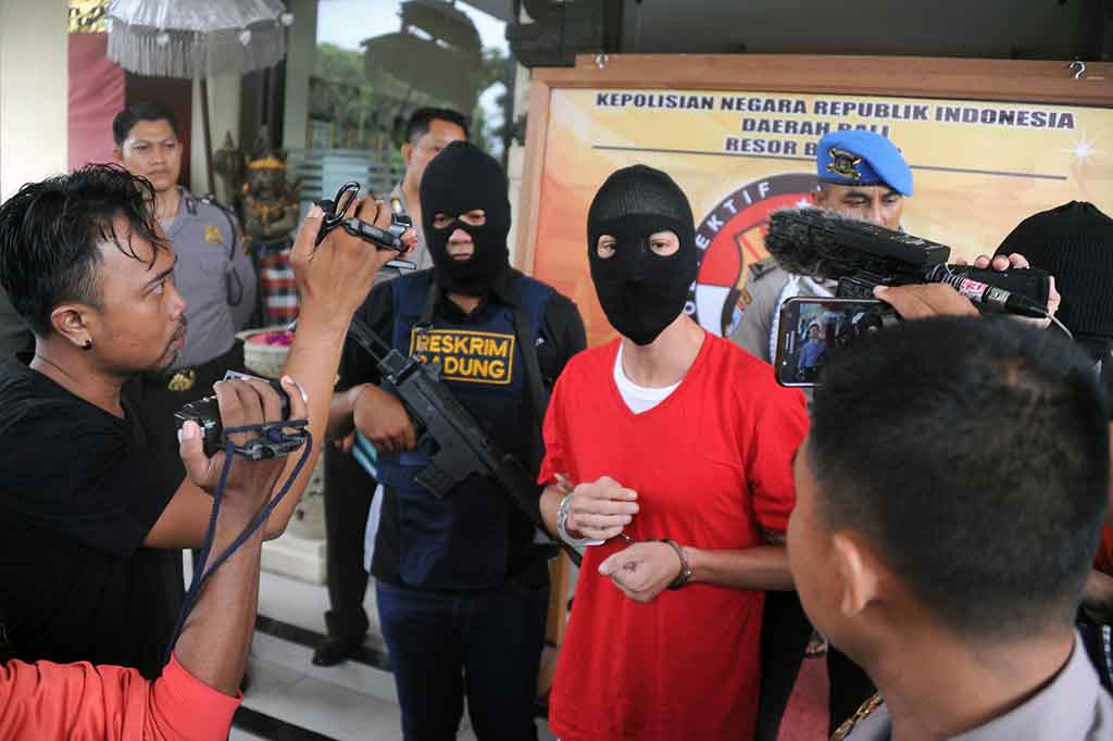 Warga Amerika yang masih proses persidangan atas kasus narkoba tersebut ditangkap di Lombok pada Jumat, 15 Desember 2017 setelah meloloskan diri dari Lapas Kerobokan pada 11 Desember 2017. Sidang terakhir yang dijalaninya pada 4 Desember 2017 saat mendengarkan keterangan saksi dari Bea Cukai atas kasus narkoba jenis hasis. AFP/Sony Tumbelaka