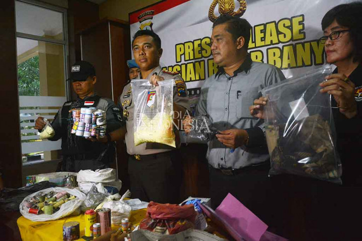 Kapolres Banyumas Ajun Komisaris Besar Bambang Yudhantara Salamun memperlihatkan barang bukti berbagai jenis bahan petasan seperti potasium serta ratusan petasan jadi siap edar. 