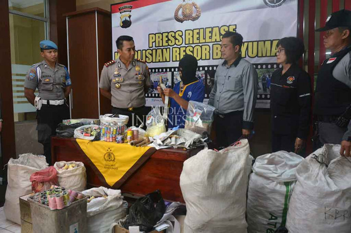 Polres Banyumas, Jawa Tengah berhasil menggerebek sebuah rumah yang digunakan untuk memproduksi petasan di Desa Kebanggan, Kecamatan Sumbang, Banyumas, pada Selasa, 19 Desember 2017 malam. Polisi meringkus satu tersangka berikut petasan dan bahan pembuat di antaranya potasium.