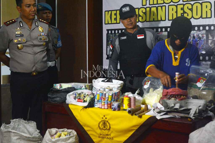 Selain menangkap tersangka, polisi juga mengamankan barang bukti di antaranya adalah 2,5 kilogram (kg) potasium, 1,5 kg obat petasan, 3 kg belerang, kertas, sumbu dan lainnya.  Barang bukti lainnya adalah ratusan petasan dengan berbagai ukuran dengan diameter antara 2 cm hingga 2 inchi.