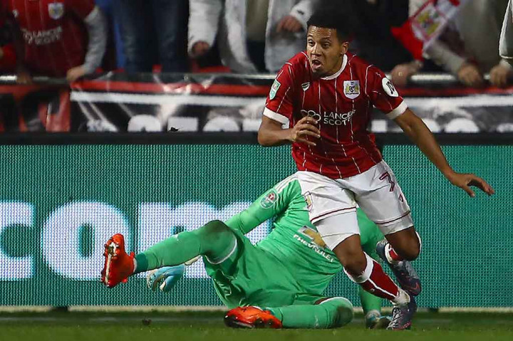 Korey Smith melakukan selebrasi usai mencetak gol penentu kemenangan timnya.