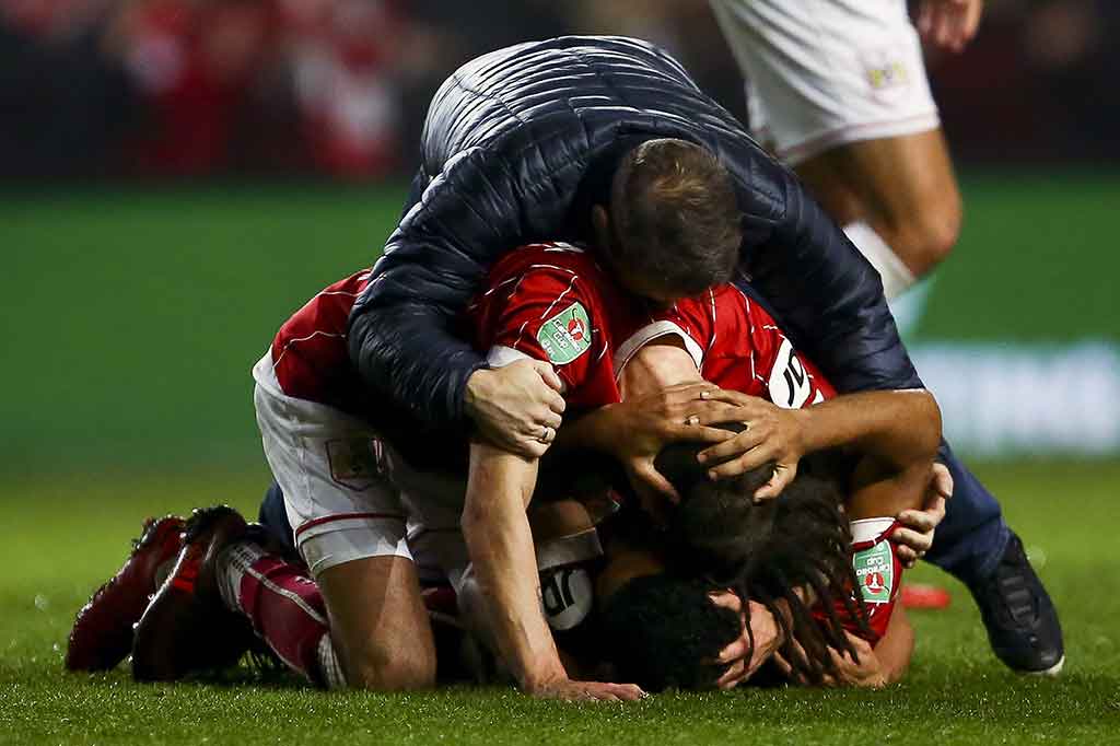 Para pemain Bristol melakukan selebrasi.