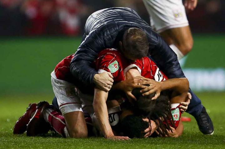 Para pemain Bristol melakukan selebrasi.