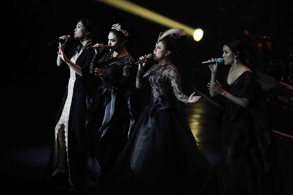 Penyanyi yang tergabung dalam 4Diva yaitu Krisdayanti (kedua kiri), Rossa (ketiga kiri), Raisa (kanan) Dan Isyana Sarasvati tampil pada 'Ayat-Ayat Cinta 2 in Concert with Live Orchestra Colours of Love' yang digelar di Jakarta Convention Center (JCC), Rabu, 20 Desember 2017 malam.