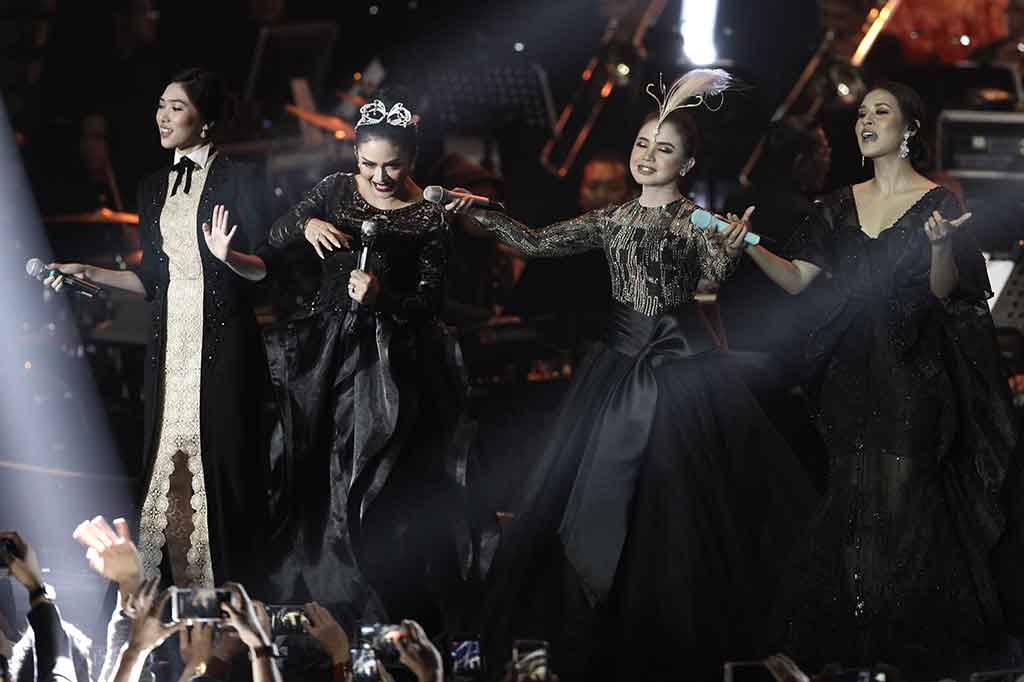 Dalam konser tersebut mereka membawakan sejumlah lagu yang menjadi soundtrack 'Ayat-Ayat Cinta 2' di antaranya 'Teduhnya Wanita', 'Bulan Dikekang Malam', dan 'Ayat-Ayat Cinta2'.