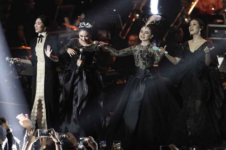 Dalam konser tersebut mereka membawakan sejumlah lagu yang menjadi soundtrack 'Ayat-Ayat Cinta 2' di antaranya 'Teduhnya Wanita', 'Bulan Dikekang Malam', dan 'Ayat-Ayat Cinta2'.