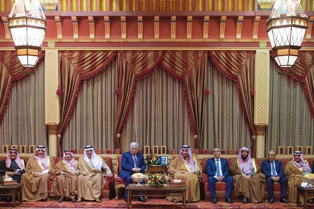 Selain Raja Salman, sejumlah pejabat dan pangeran Arab Saudi juga hadir dalam pertemuan tersebut. Sebelumnya, Arab Saudi menyampaikan kekecewaannya atas keputusan Presiden AS Donald Trump yang mengakui Yerusalem sebagai Ibu Kota Israel dan memerintahkan pemindahan Kedubes AS ke kota yang menjadi sengketa tersebut. Al-Ekhbariya via AP