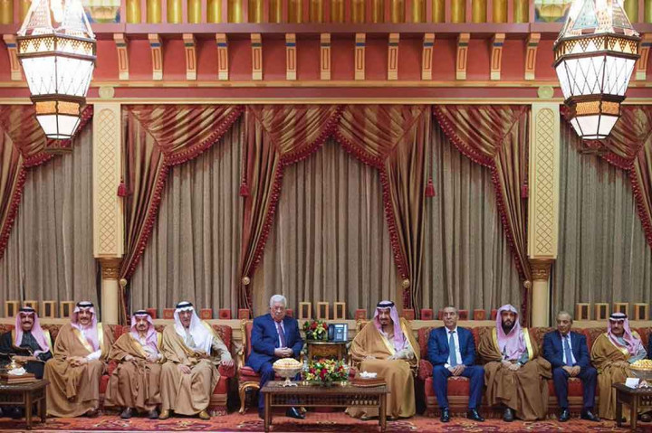 Selain Raja Salman, sejumlah pejabat dan pangeran Arab Saudi juga hadir dalam pertemuan tersebut. Sebelumnya, Arab Saudi menyampaikan kekecewaannya atas keputusan Presiden AS Donald Trump yang mengakui Yerusalem sebagai Ibu Kota Israel dan memerintahkan pemindahan Kedubes AS ke kota yang menjadi sengketa tersebut. Al-Ekhbariya via AP