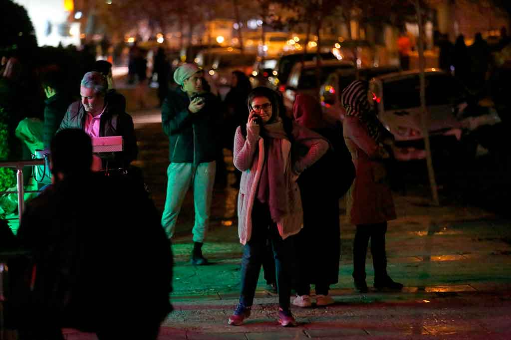 Warga berhamburan ke luar rumah saat gempa melanda wilayah Kota Malard, Teheran, Rabu, 20 Desmeber 2017 malam waktu setempat.
