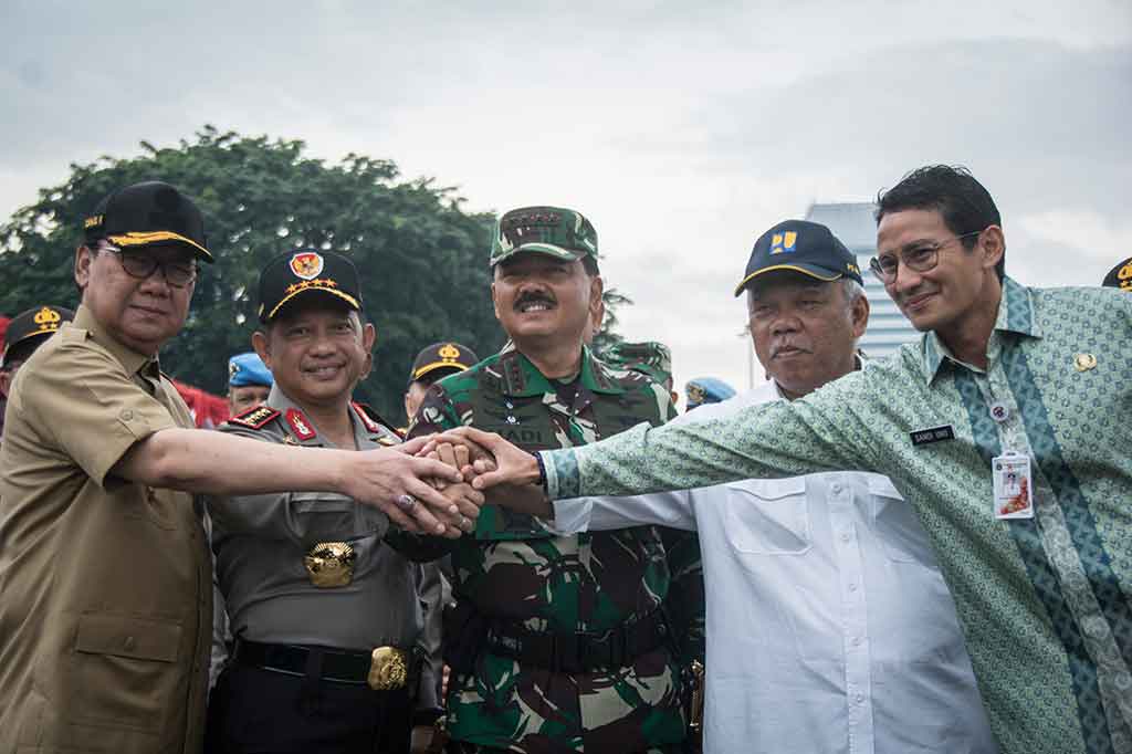 Panglima TNI Marsekal Hadi Tjahjanto (tengah), Kapolri Jenderal Tito Karnavian (kedua kiri), Menteri PUPR Basuki Hadimuljono (kedua kanan), Mendagri Tjahjo Kumolo (kiri), dan Wagub DKI Jakarta Sandiaga Uno bertumpu tangan bersama seusai Apel Pasukan Operasi Lilin 2017 di Monas, Jakarta, Kamis, 21 Desember 2017. ANTARA/Aprillio Akbar