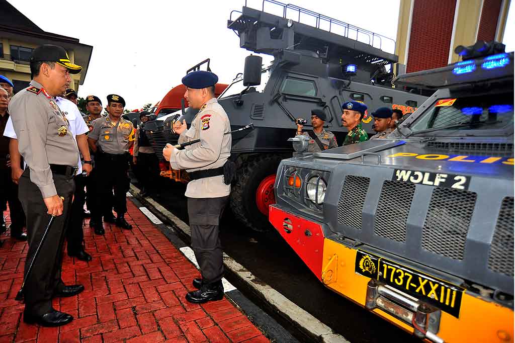 Apel pasukan juga digelar Polda Banten. Kapolda Banten Brigjen Listyo Prabowo (kiri) memeriksa Kendaraan Taktis Lapis Baja di Mapolda Banten, di Serang, Kamis. Untuk pengamanan perayaan Natal dan Tahun Baru, Polda Banten mengerahkan 1.309 personil terdiri dari anggota Polri, TNI, Satpol PP dan Pramuka serta para Relawan Siaga Bencana (Tagana). ANTARA/Asep Fathulrahman