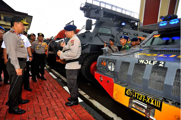 Apel pasukan juga digelar Polda Banten. Kapolda Banten Brigjen Listyo Prabowo (kiri) memeriksa Kendaraan Taktis Lapis Baja di Mapolda Banten, di Serang, Kamis. Untuk pengamanan perayaan Natal dan Tahun Baru, Polda Banten mengerahkan 1.309 personil terdiri dari anggota Polri, TNI, Satpol PP dan Pramuka serta para Relawan Siaga Bencana (Tagana). ANTARA/Asep Fathulrahman