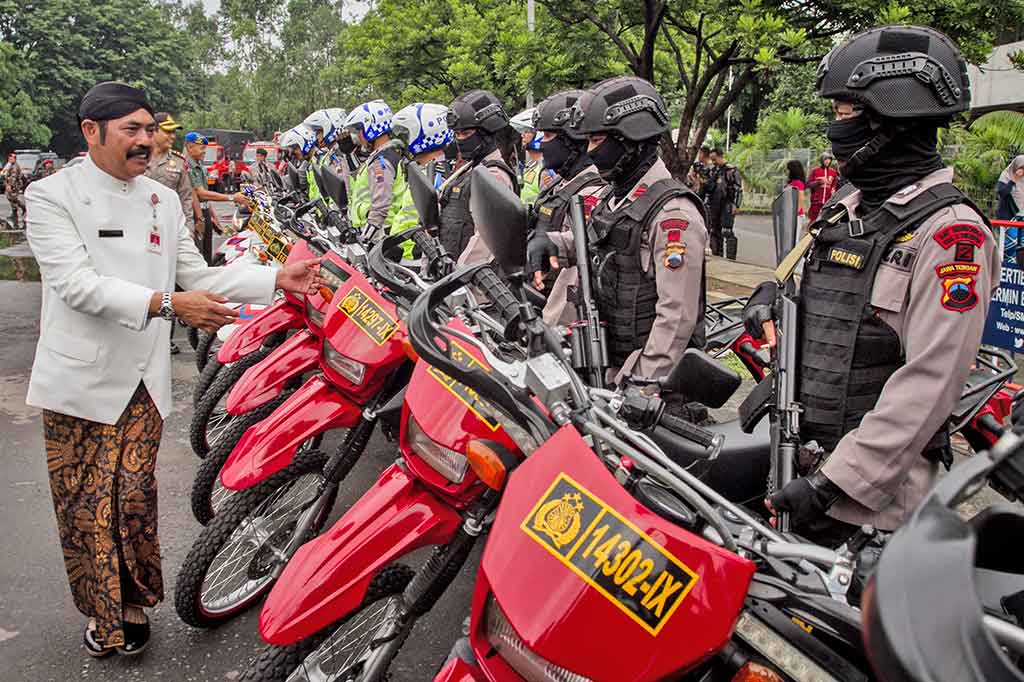Wali Kota Solo FX Hadi Rudyatmo memeriksa pasukan saat memimpin Apel Pasukan Operasi Lilin Candi 2017 di Lapangan Parkir Stadion Manahan, Solo, Jawa Tengah. ANTARA/Mohammad Ayudha