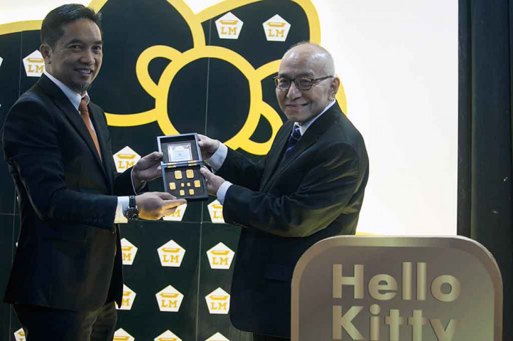 Direktur Pemasaran Antam Tatang Hendra (kiri) menyerahkan produk emas motif Hello Kitty kepada Chief of Representative MKK Co.Ltd Morokuma Yutaka di PT Antam TBK UBPP LM, Pulogadung, Jakarta, Rabu, 20 Desember 2017. 