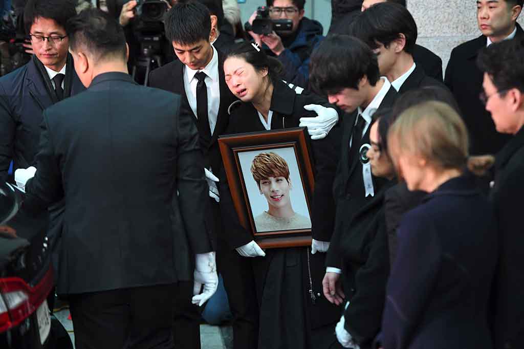 Beberapa rekan penyanyi, termasuk anggota 'SHINee' Minho dan anggota 'Super Junior' serta 'Girls 'Generation', ikut dalam prosesi pemakaman.
