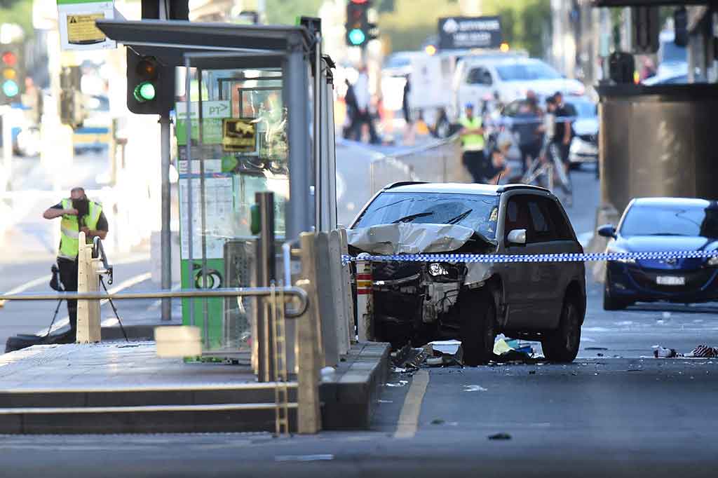 Sebuah mobil yang dipakai pelaku menabrak kerumunan pejalan kaki di Melbourne, Australia, terlihat ringsek di bagian depan.