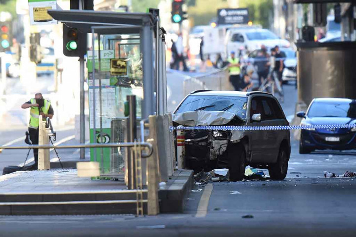 Sebuah mobil yang dipakai pelaku menabrak kerumunan pejalan kaki di Melbourne, Australia, terlihat ringsek di bagian depan.