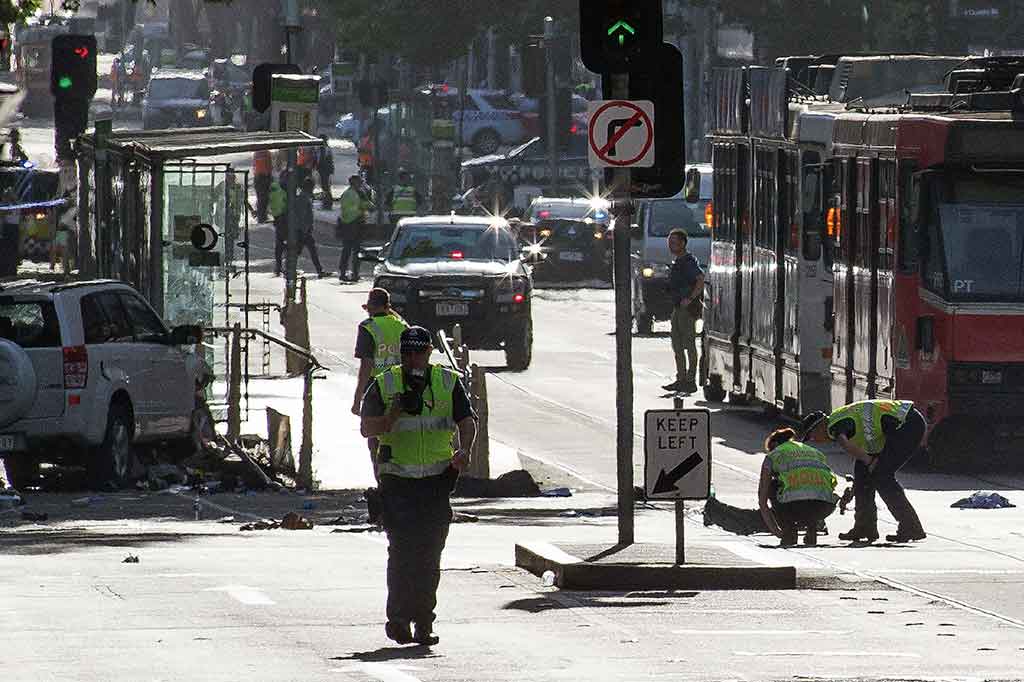 Polisi menyatakan telah menangkap dua orang di dalam mobil tersebut yang menabrak pejalan kaki di persimpangan jalan dekat Stasiun Flinders Street.