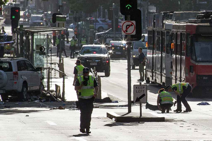 Polisi menyatakan telah menangkap dua orang di dalam mobil tersebut yang menabrak pejalan kaki di persimpangan jalan dekat Stasiun Flinders Street.