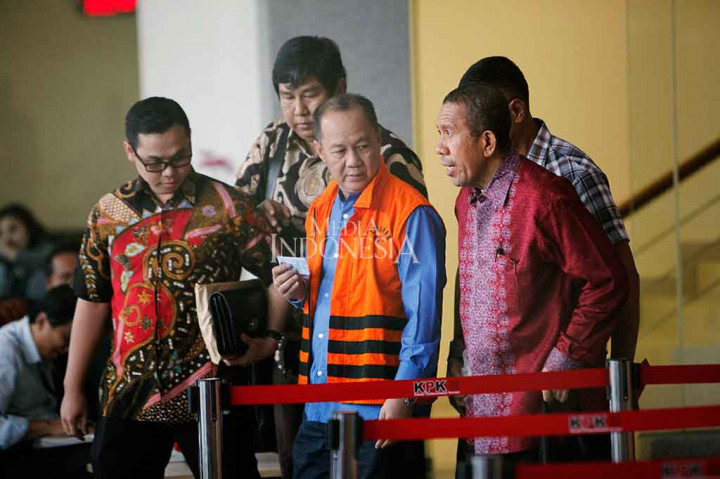 Mantan Ketua Badan Penyehatan Perbankan Nasional (BPPN) Syafrudin Arsyad Temenggung mengenakan rompi tahanan seusai menjalani pemeriksaan di gedung KPK, Jakarta, Kamis, 21 Desember 2017. MI/Rommy Pujianto