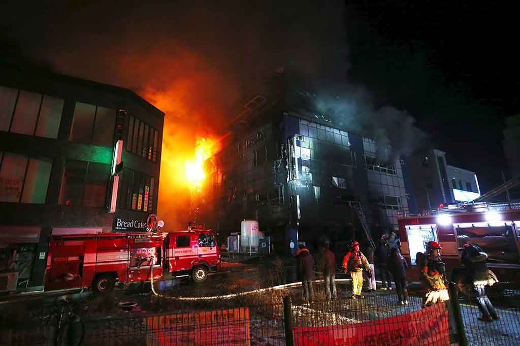 Sebanyak 50 mobil pemadam, 60 petugas pemadam dan dua helikopter dikerahkan ke lokasi untuk memadamkan api dan menyelamatkan para korban. 