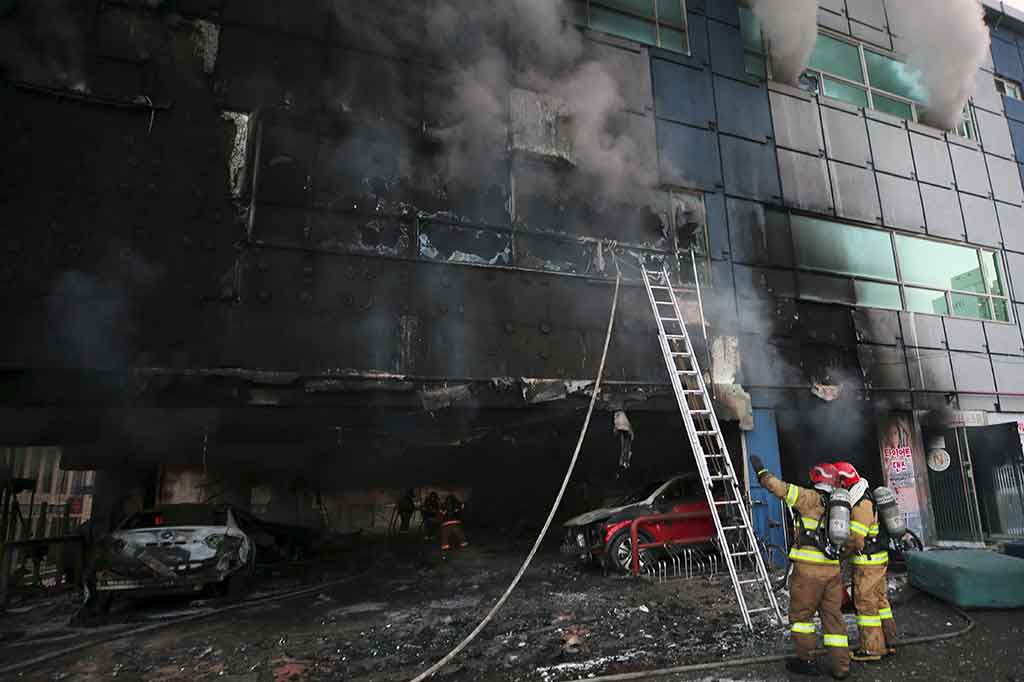 Api mulai berkobar dari sebuah mobil yang diparkir di lantai satu dan kemudian menyebar. Api baru bisa dipadamkan sekitar pukul 17.40 waktu setempat.