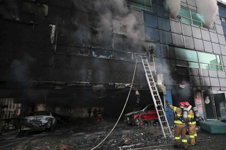 Api mulai berkobar dari sebuah mobil yang diparkir di lantai satu dan kemudian menyebar. Api baru bisa dipadamkan sekitar pukul 17.40 waktu setempat.