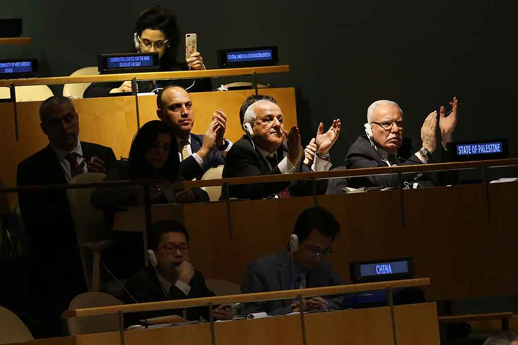 Juru bicara Presiden Palestina Mahmoud Abbas --yang didukung Barat-- menggambarkan hasil pemungutan suara itu sebagai kemenangan bagi Palestina.