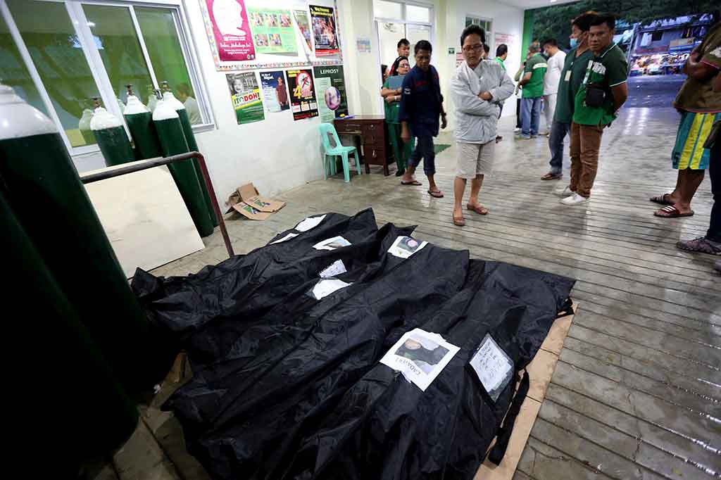 Empat jenazah korban tenggelamnya kapal feri dievakuasi ke Rumah Sakit Claro M Recto di Infanta, Manila, Kamis, 21 Desember 2017.