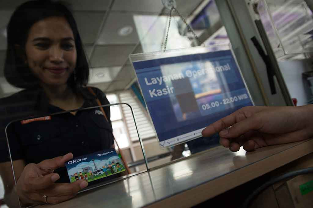 Calon penumpang membeli kartu One Karcis One Trip (OK Otrip) di hari pertama uji coba sistem untuk program OK Otrip di halte TransJakarta Harmoni, Jakarta, Jumat, 22 Desember 2017. Halte-halte yang menjual Kartu OK-Otrip tersebut, antara lain Halte Grogol, Enggano,  Lebak Bulus, Penas Kalimalang, Harmoni, Kalideres, Kampung Melayu, Tanjung Priok, Matraman, dan Dukuh Atas 2.