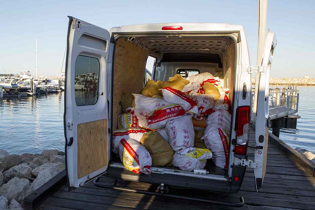 Polisi menyatakan sebanyak 1,2 ton sabu tersebut diturunkan dari Kapal Volkoista dan kemudian dipindahkan ke sebuah van putih di Pelabuhan Geraldton, Kamis, 21 Desember 2017 dini hari waktu setempat. Polisi mencegat kendaraan itu saat meninggalkan dermaga.