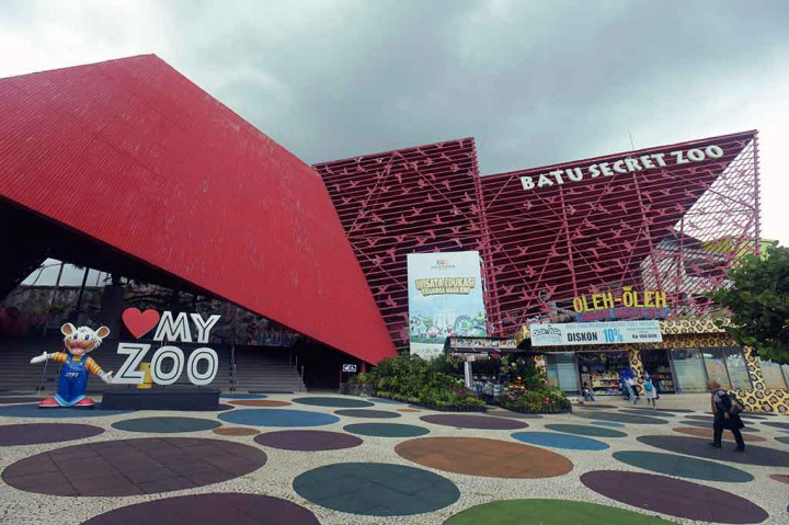 Wisatawan mengunjungi Batu Secret Zoo, Kota Batu, Jatim. Batu Secret Zoo yang ditata dengan pola modern berada di tanah seluas 14 hektare tersebut merupakan bagian dari Jatim Park 2, selain Pohon Inn dan Museum Satwa.