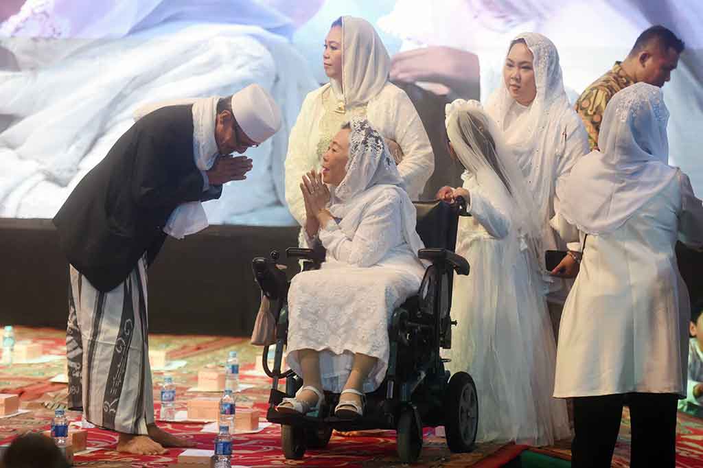 Istri Presiden ke-4 RI Abdurrahman Wahid, Sinta Nuriyah Wahid (tengah) menerima salam dari tamu undangan saat peringatan Sewindu Haul Gus Dur di Jakarta, Jumat, 22 Desember 2017 malam. Peringatan kedelapan tahun wafatnya Gus Dur mengangkat tema 'Semua Demi Bangsa dan Negara. ANTARA/Akbar Nugroho Gumay