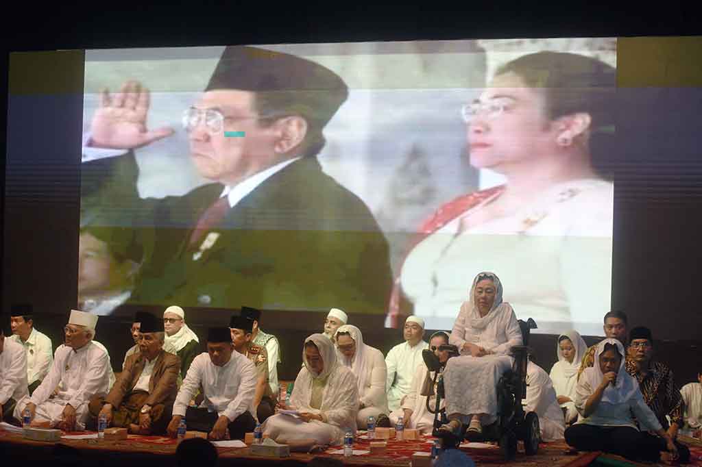 Ny Sinta Nuriyah Wahid bersama tamu undangan berada di atas panggung saat peringatan Sewindu Haul Gus Dur. ANTARA/Akbar Nugroho Gumay