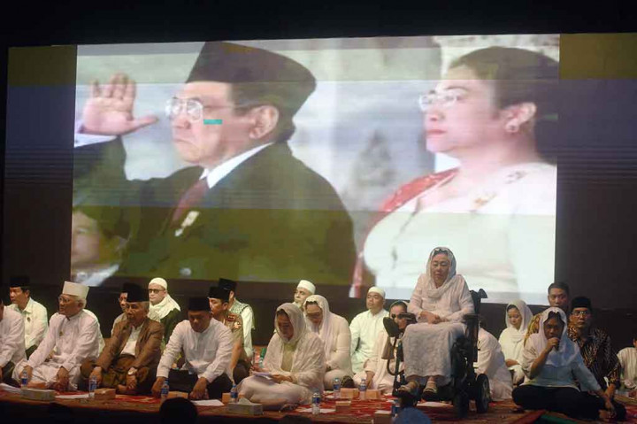 Ny Sinta Nuriyah Wahid bersama tamu undangan berada di atas panggung saat peringatan Sewindu Haul Gus Dur. ANTARA/Akbar Nugroho Gumay