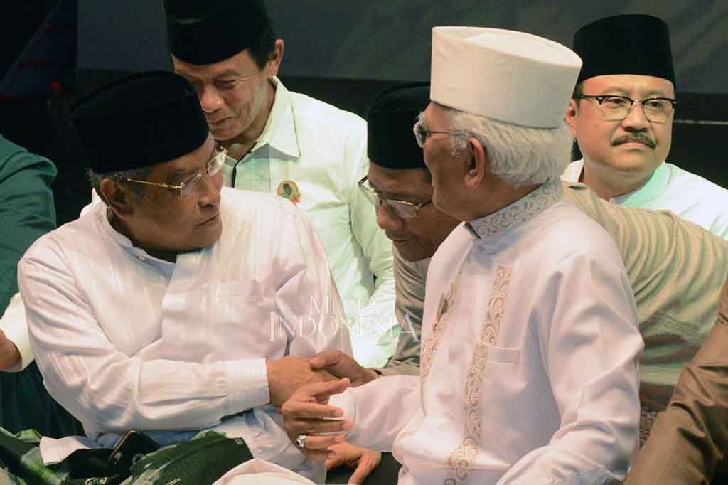 Ketua Umum PBNU KH Said Aqil Siradj (kiri) berbincang dengan KH Ahmad Mustofa Bisri dan mantan Ketua MK Mahfud MD. MI/M Irfan