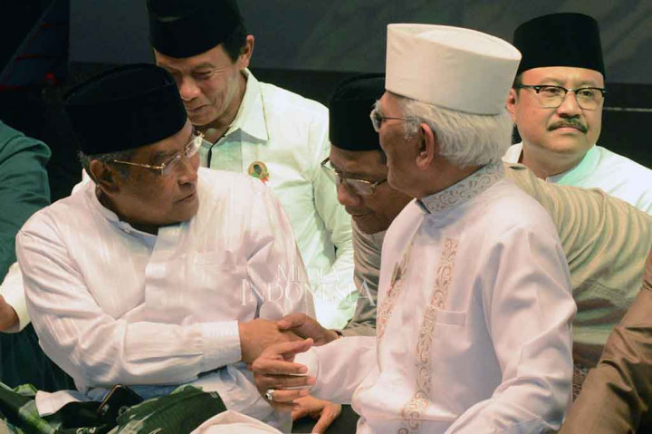 Ketua Umum PBNU KH Said Aqil Siradj (kiri) berbincang dengan KH Ahmad Mustofa Bisri dan mantan Ketua MK Mahfud MD. MI/M Irfan